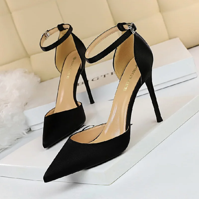 Pointed hollow high heels